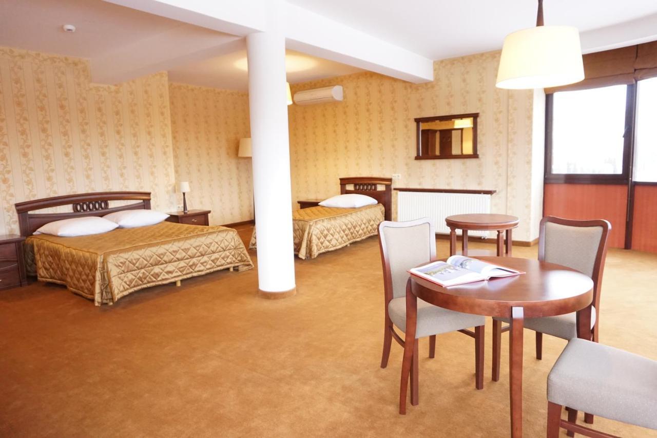 מארקי Hotel Mistral מראה חיצוני תמונה